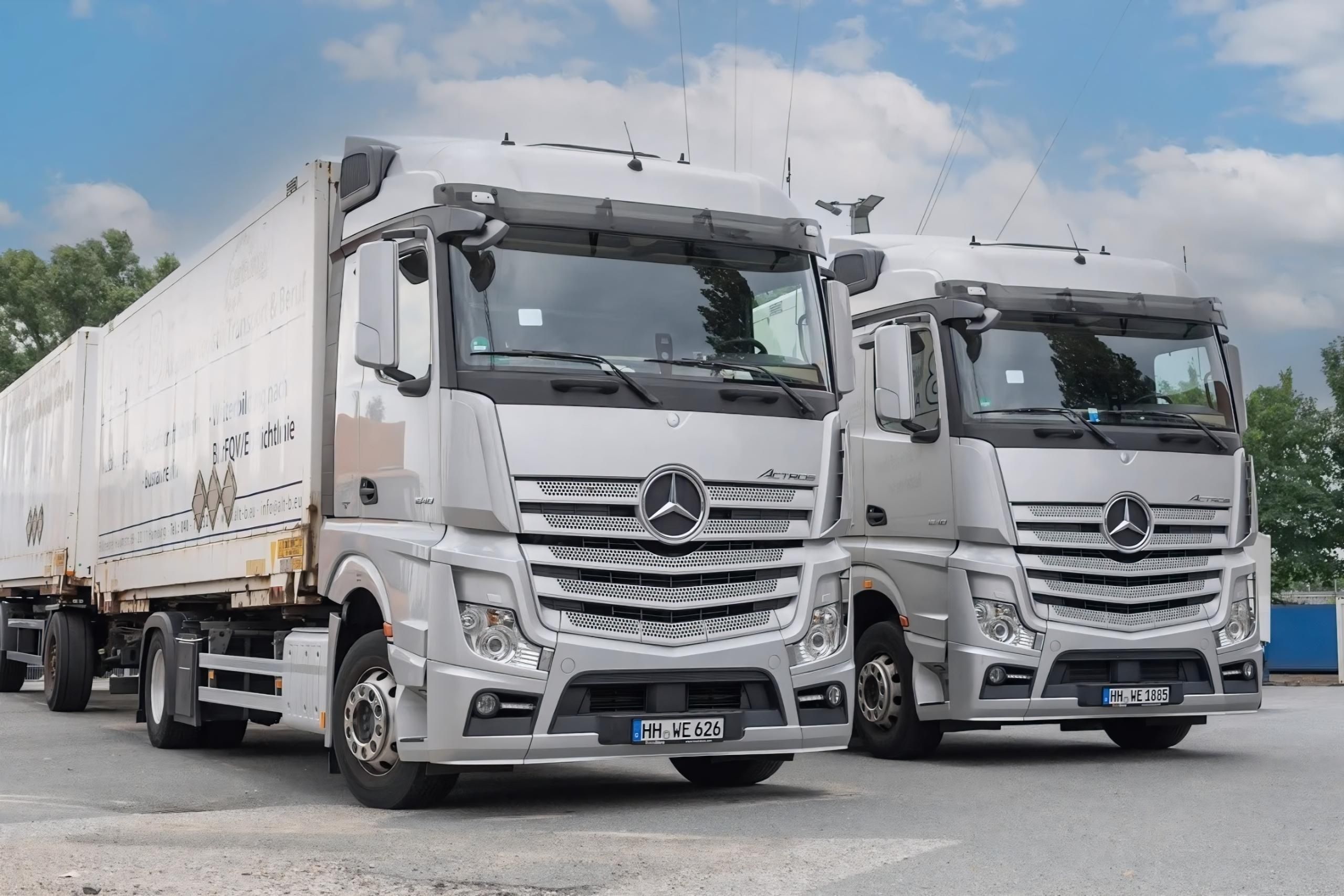 Zwei silberne Mercedes-Benz Actros Lastwagen der Fahrschule Wenck für die LKW-Führerscheinausbildung